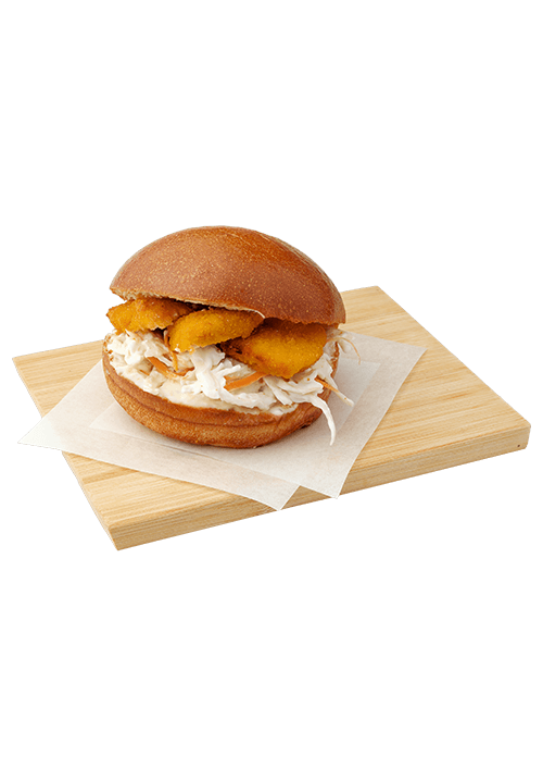 Brioche με κοτόπουλο πανέ, aioli σως, λάχανο καρότο, μαγιονέζα