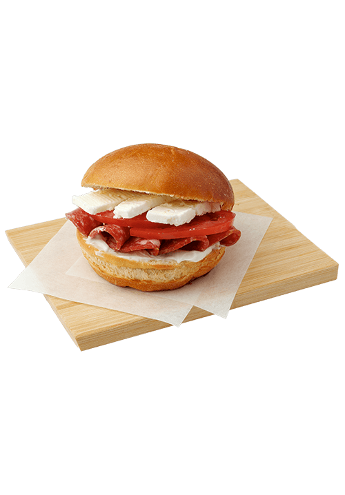 Brioche με σαλάμι αέρος, φέτα, ντομάτα, μαγιονέζα