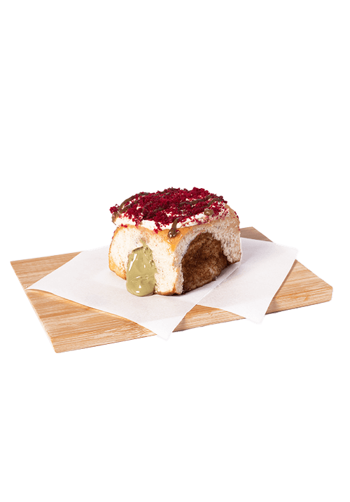 Cinnamon roll with pistachio cream