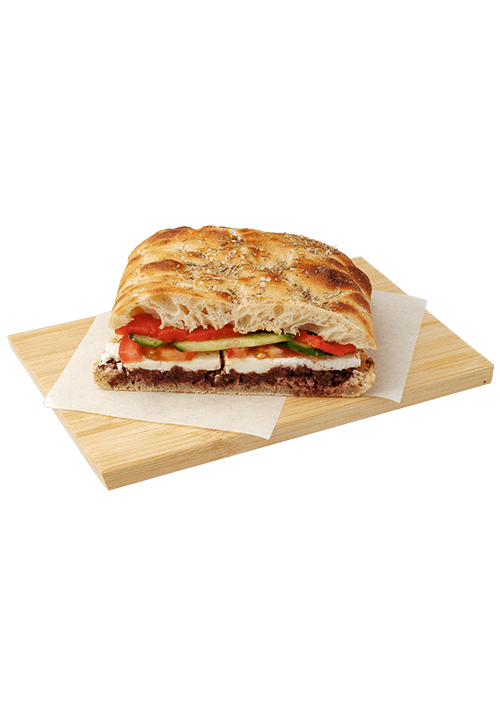Focaccia greca με φέτα, πάστα ελιάς, ντομάτα, αγγούρι, ψητή πιπεριά φλωρίνης