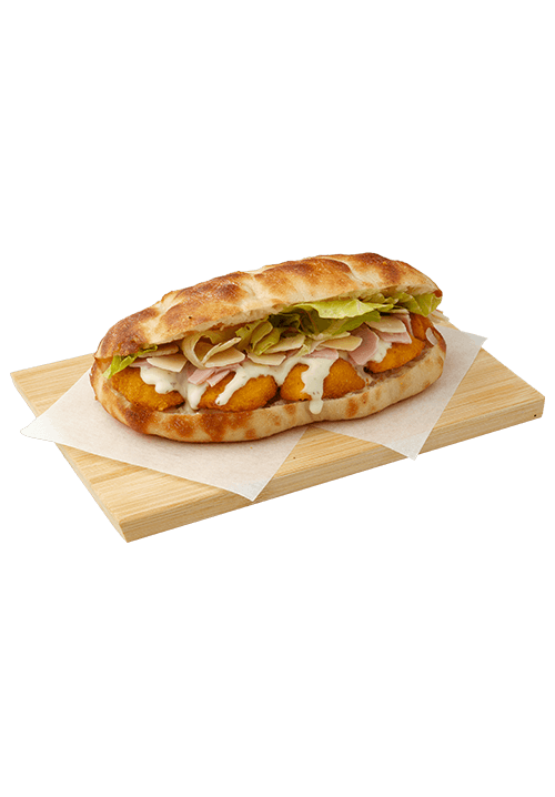 Pinsetta με κοτόπουλο πανέ, ceasars dressing, καπνιστή μπριζόλα, παρμεζάνα flakes, iceberg