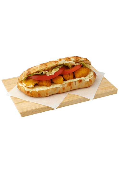 Pinsetta με κοτόπουλο πανέ, τυρί gouda, chicken σως, ντομάτα, λόλα