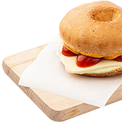 Bagel μυρωδικών με μοτσαρέλα, πέστο βασιλικού και τοματίνια