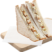 Club sandwich με κοτόπουλο,καρότο,αγγούρι και σως μαγιονέζα
