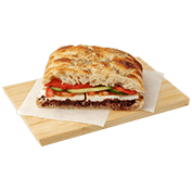 Focaccia greca με φέτα, πάστα ελιάς, ντομάτα, αγγούρι, ψητή πιπεριά φλωρίνης