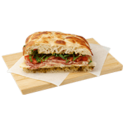 Focaccia italiana με προσούτο, μοτσαρέλα, πέστο βασιλικού, ντομάτα, ρόκα