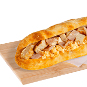 Panini με προζύμι με φιλέτο κοτόπουλο, μπέικον, scrambled eggs και french σως