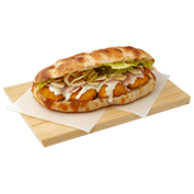 Pinsetta με κοτόπουλο πανέ, ceasars dressing, καπνιστή μπριζόλα, παρμεζάνα flakes, iceberg