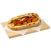 Pinsetta με κοτόπουλο πανέ, τυρί gouda, chicken σως, ντομάτα, λόλα