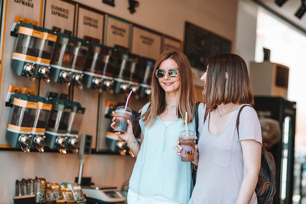 girls_in_coffee_store